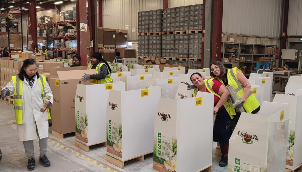 Copacking plv : les box display sont montés et remplis de produits par les équipes, avant d'être filmés, cerclés et envoyés sur le lieu de vente